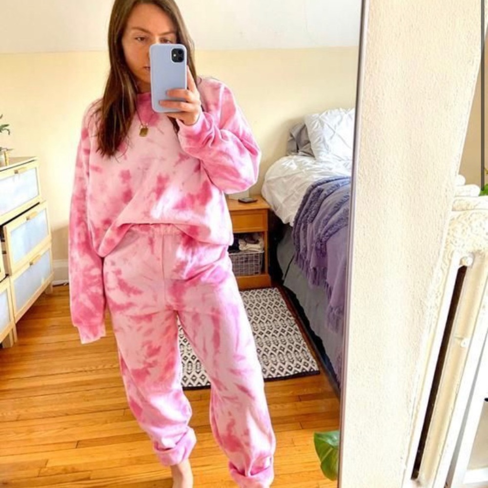 Pink & white mix tie dye sweat suit.